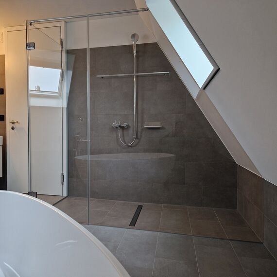 Dusche mit Dachschräge