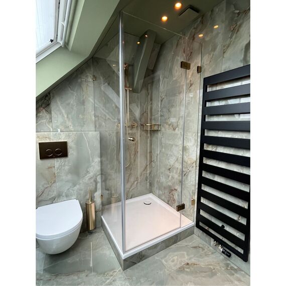 Dusche mit goldenen Beschlägen