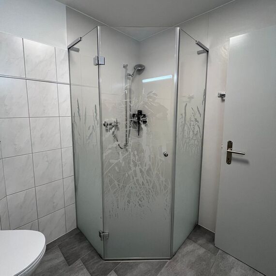 Dusche mit Lasergravur