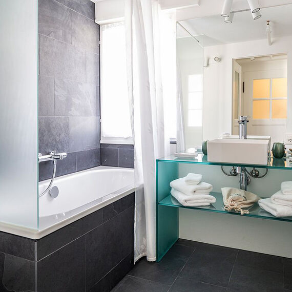 Badverglasung Hotel Rebe