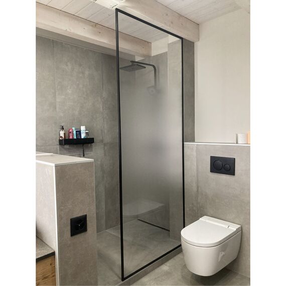 Dusche mit schwarzem Rahmen und Verlauf