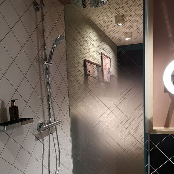 Hoteldusche teilflächig satiniert mit Design