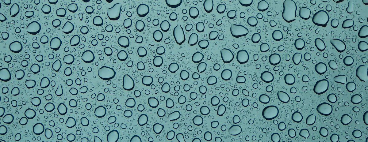 Wasser perlt auf Glas ab Wasser perlt auf Glas ab