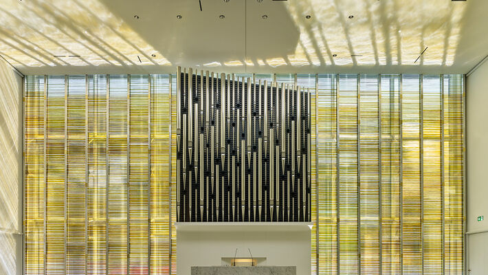Glaswand in neuapostolischer Kirche Albisrieden Glaswand in Kirche
